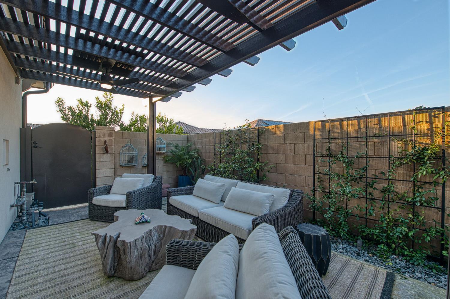 11132 N El Encanto Ln, Fresno, CA 93730