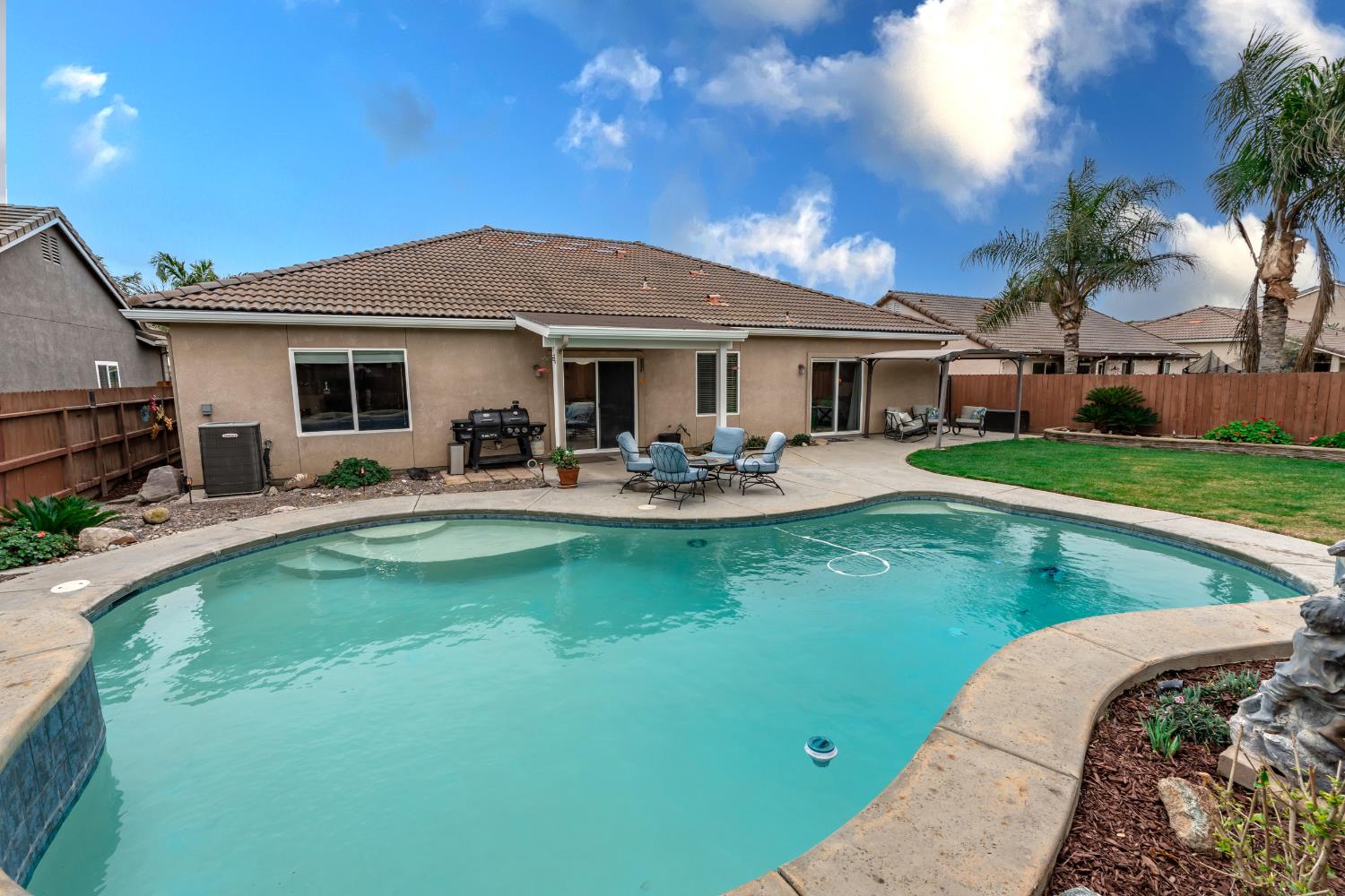 1906 W Tudor Ln, Hanford, CA 93230