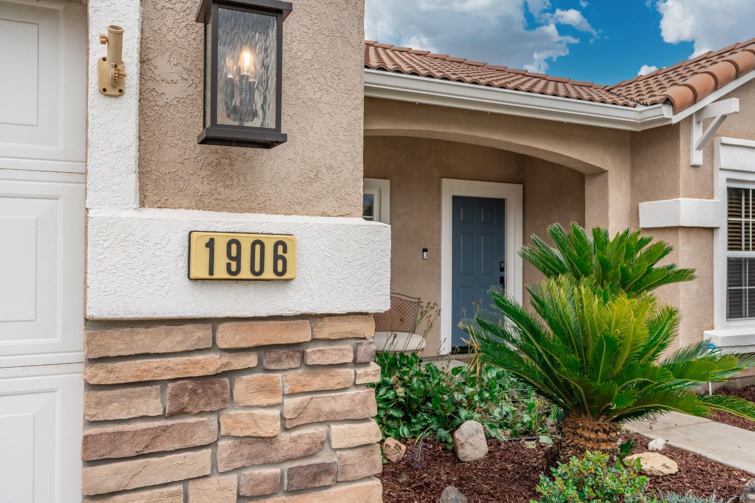 1906 W Tudor Ln, Hanford, CA 93230