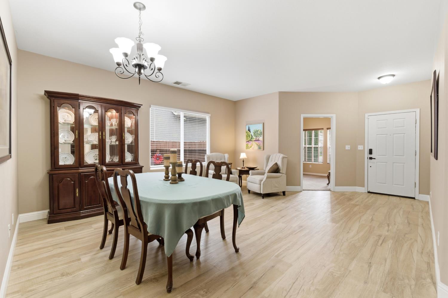 1906 W Tudor Ln, Hanford, CA 93230