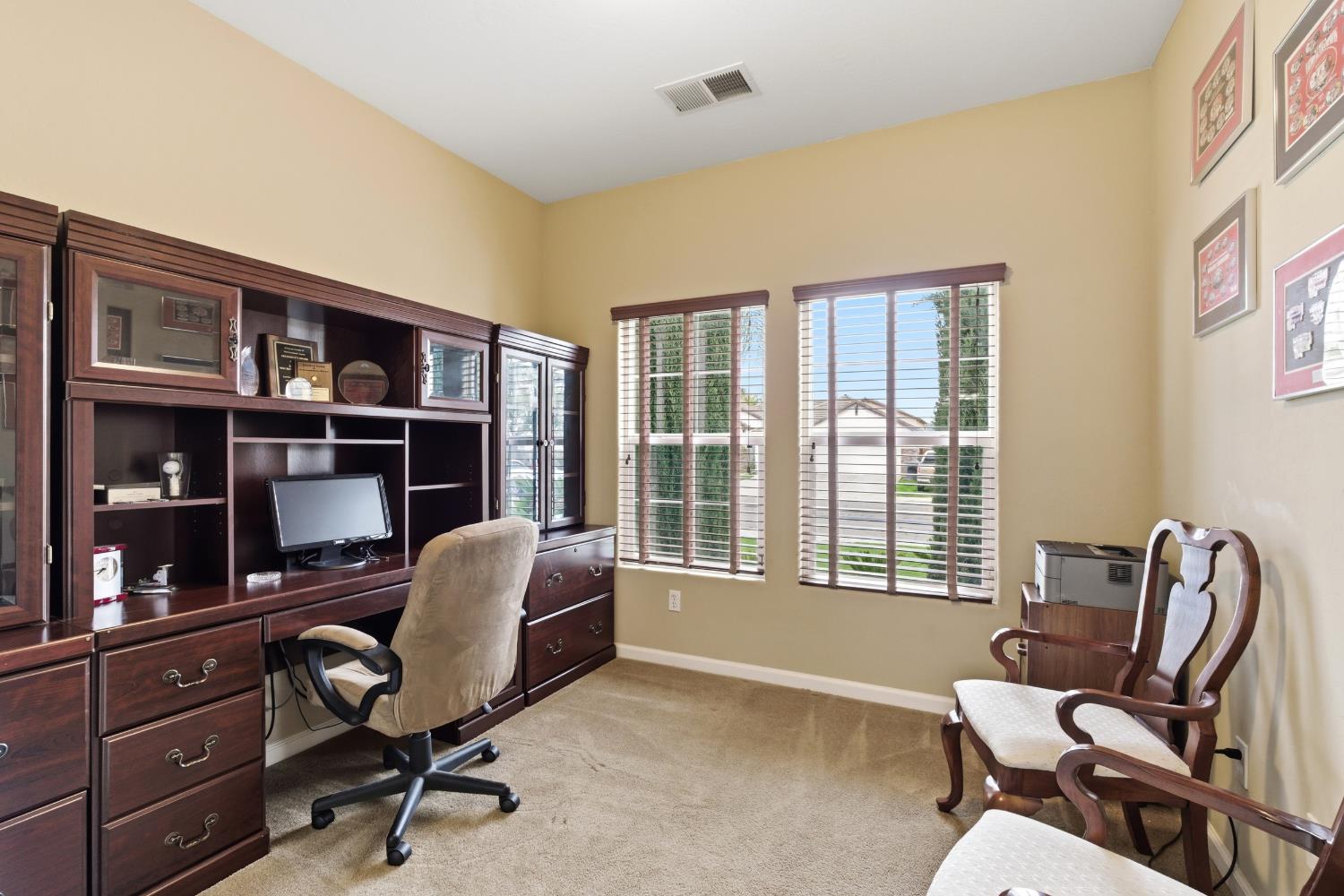 1906 W Tudor Ln, Hanford, CA 93230