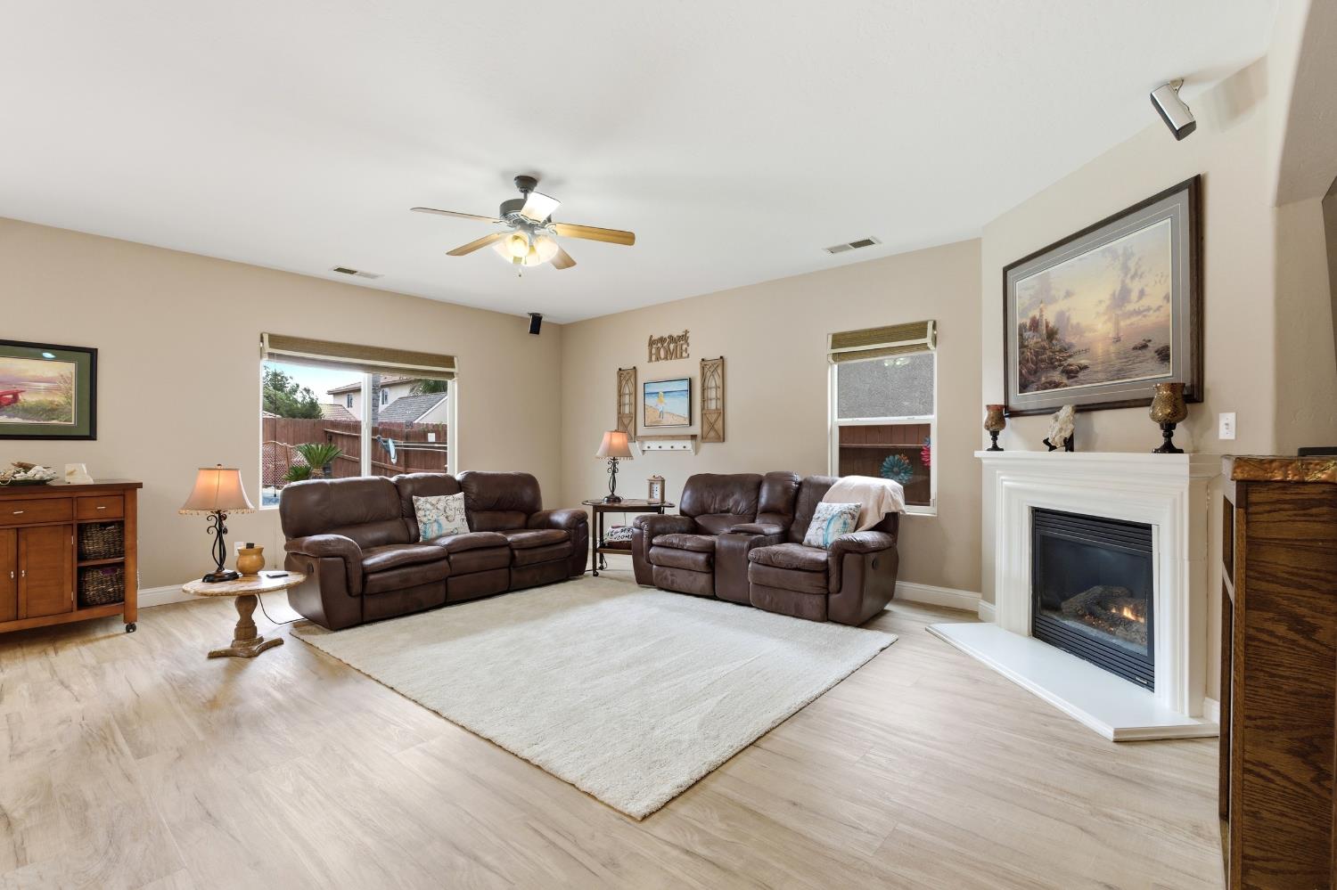 1906 W Tudor Ln, Hanford, CA 93230