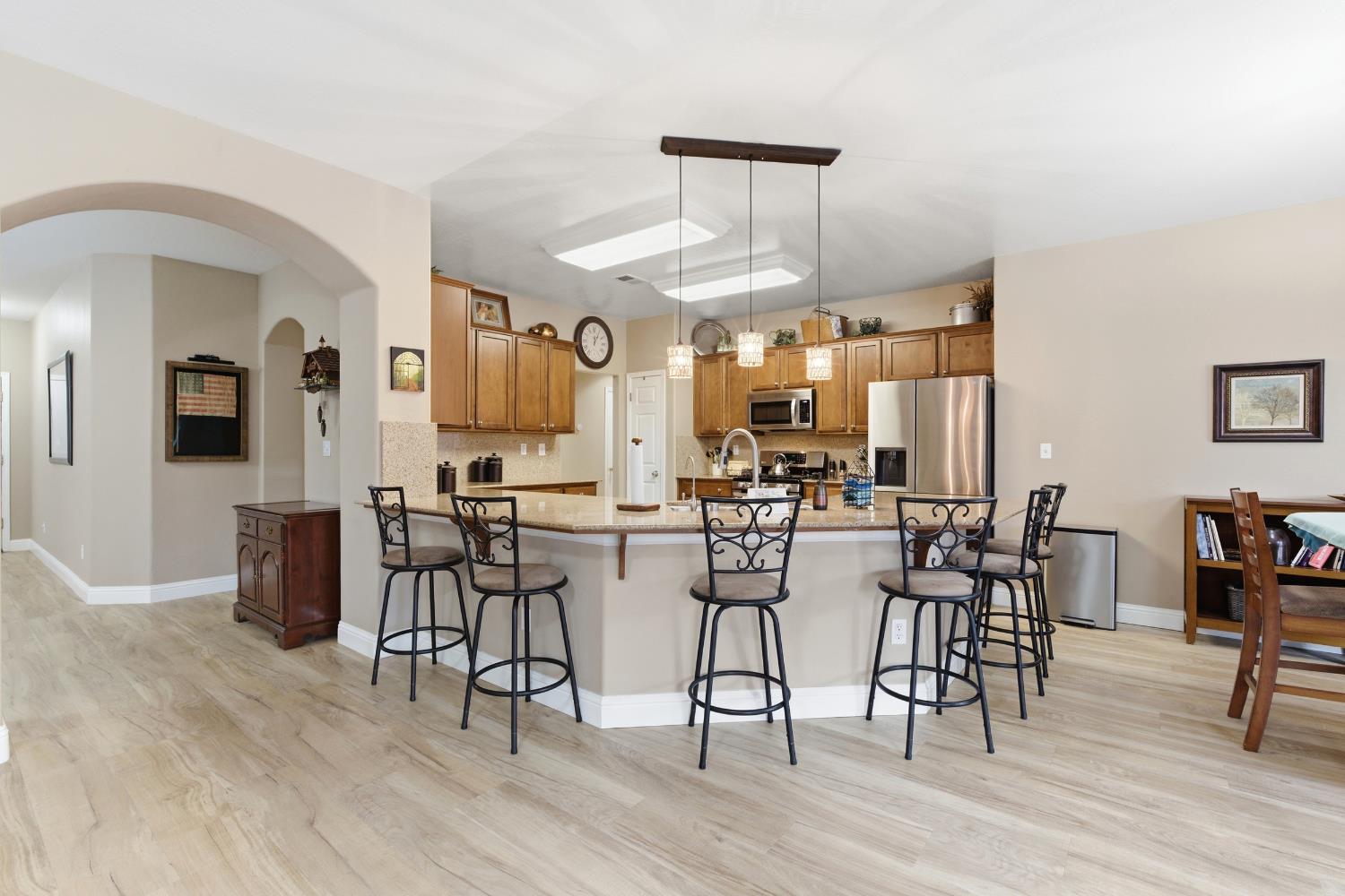 1906 W Tudor Ln, Hanford, CA 93230