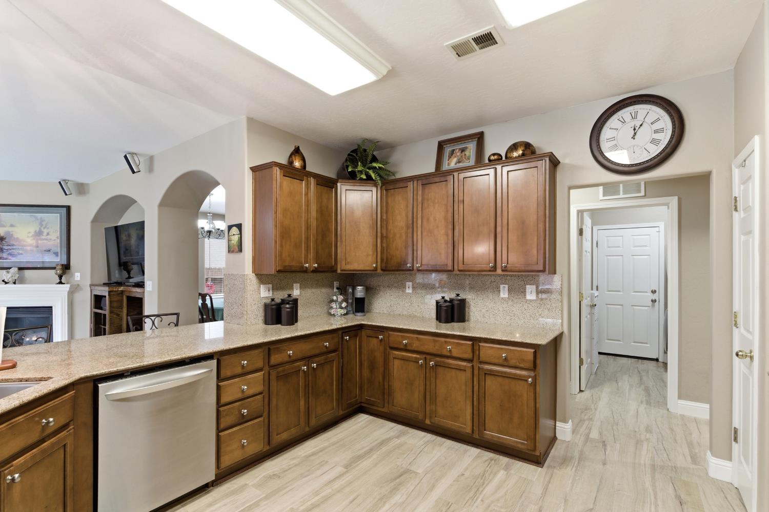 1906 W Tudor Ln, Hanford, CA 93230