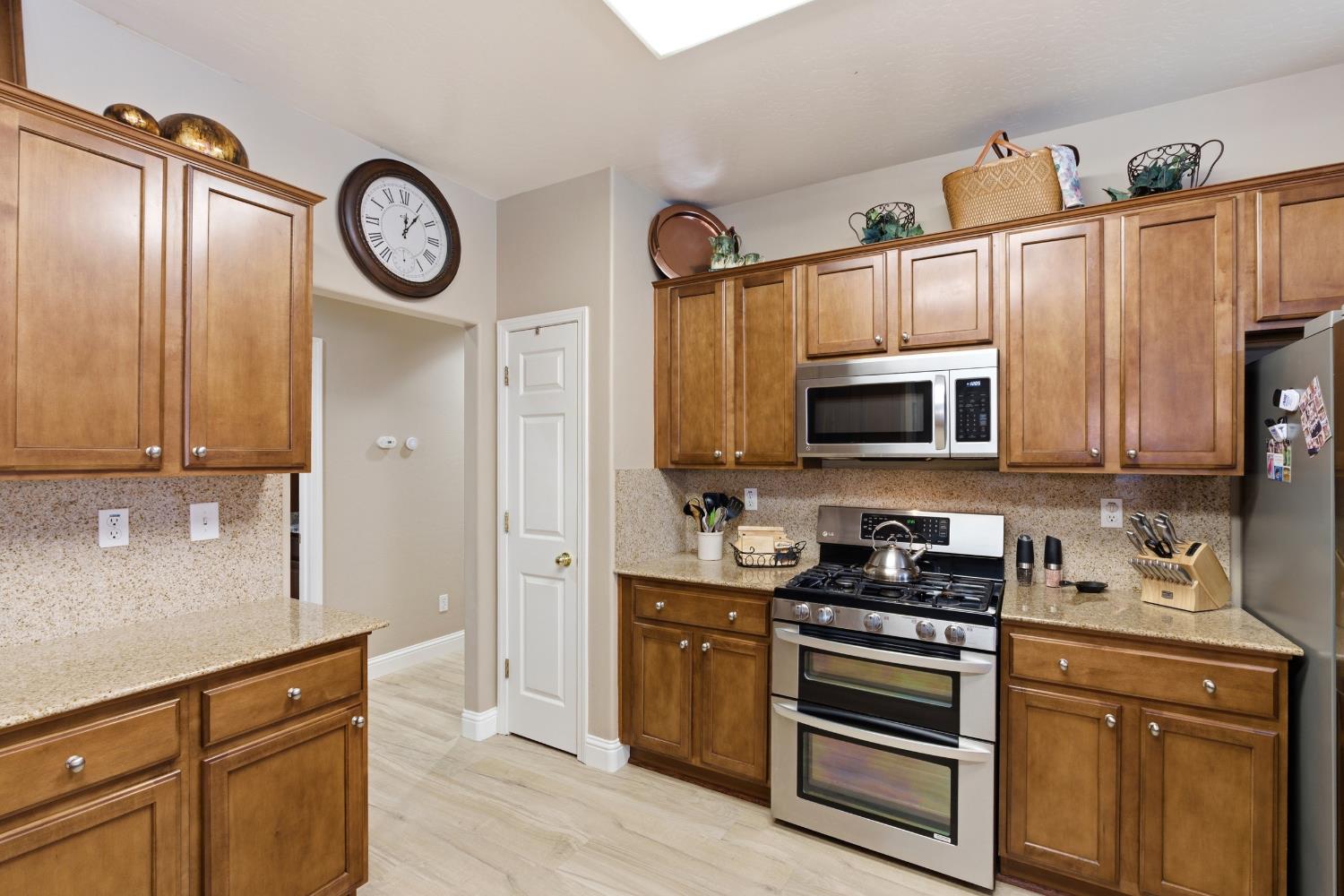 1906 W Tudor Ln, Hanford, CA 93230