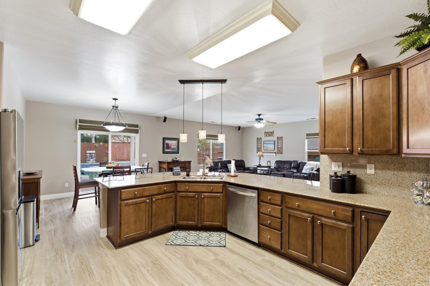 1906 W Tudor Ln, Hanford, CA 93230