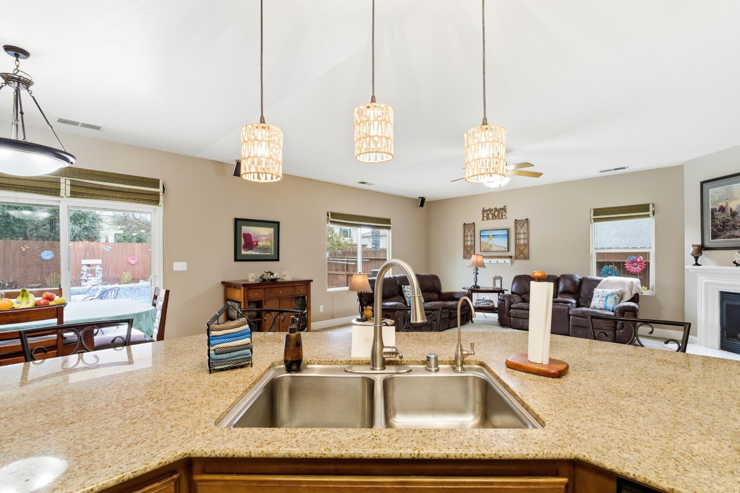 1906 W Tudor Ln, Hanford, CA 93230