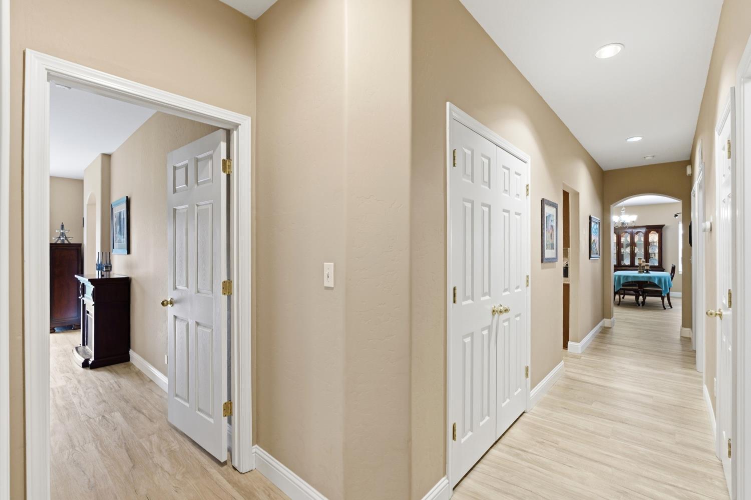 1906 W Tudor Ln, Hanford, CA 93230