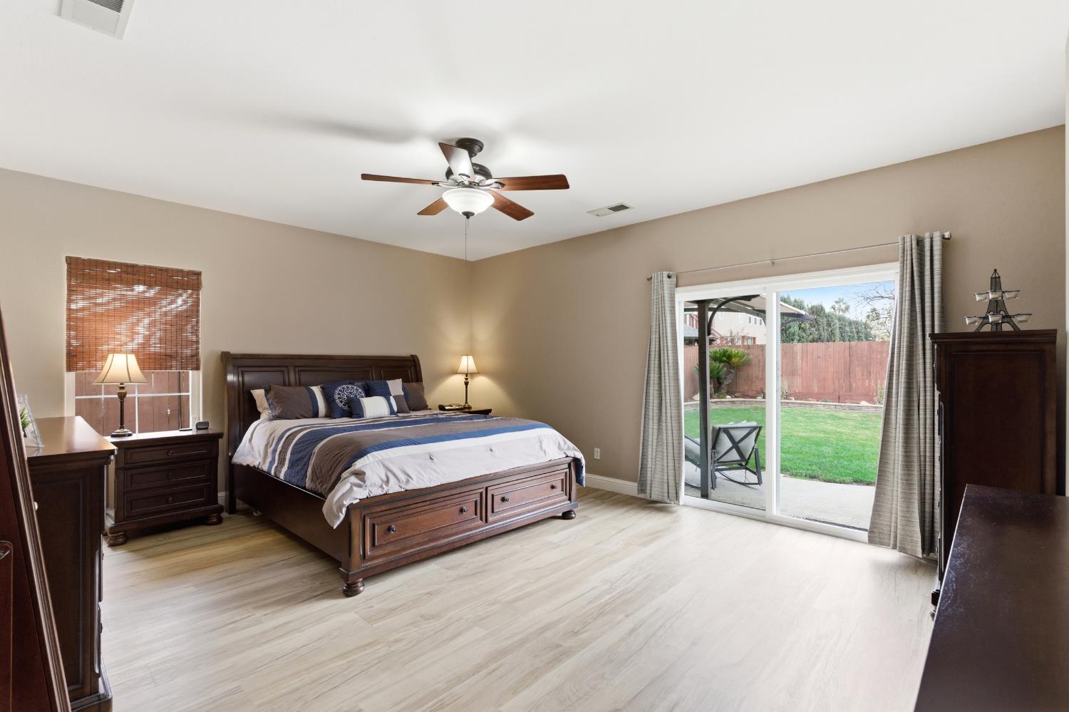 1906 W Tudor Ln, Hanford, CA 93230