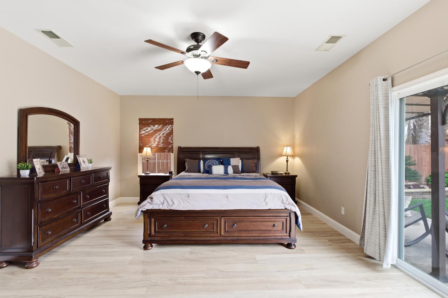 1906 W Tudor Ln, Hanford, CA 93230