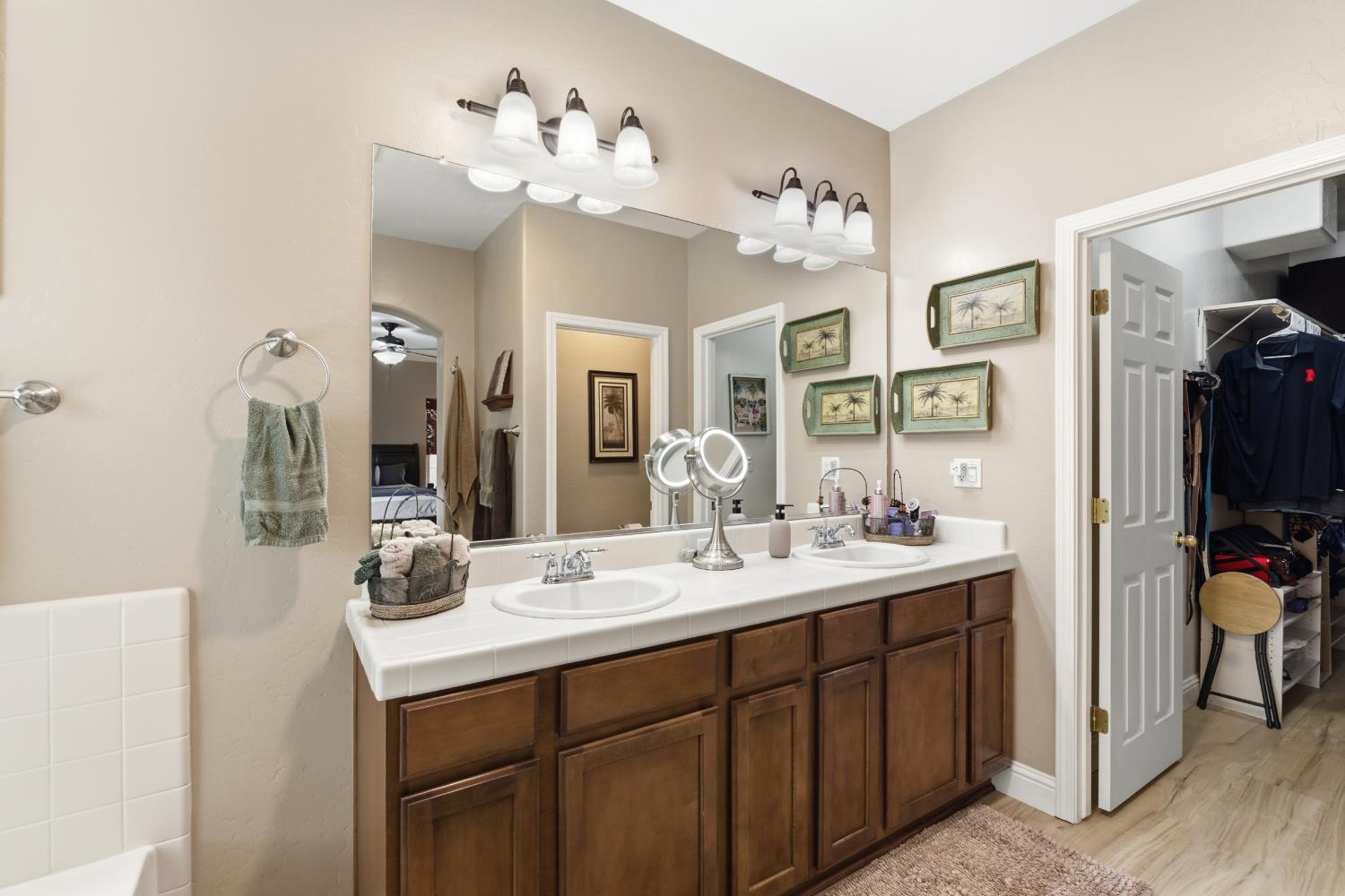 1906 W Tudor Ln, Hanford, CA 93230