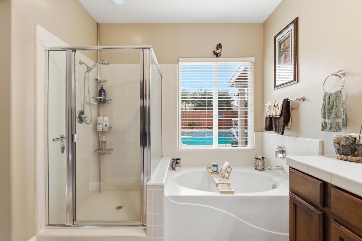 1906 W Tudor Ln, Hanford, CA 93230