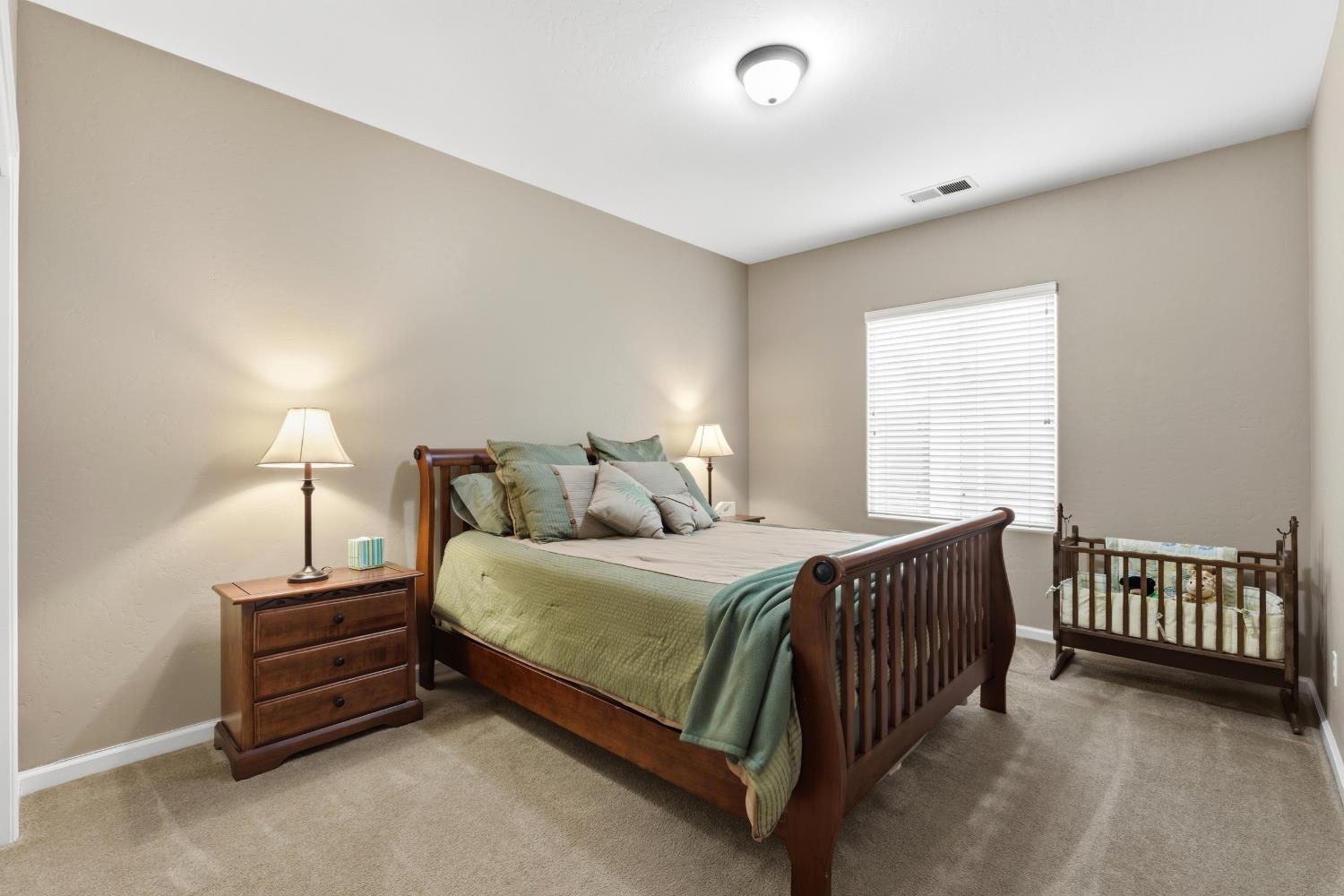 1906 W Tudor Ln, Hanford, CA 93230