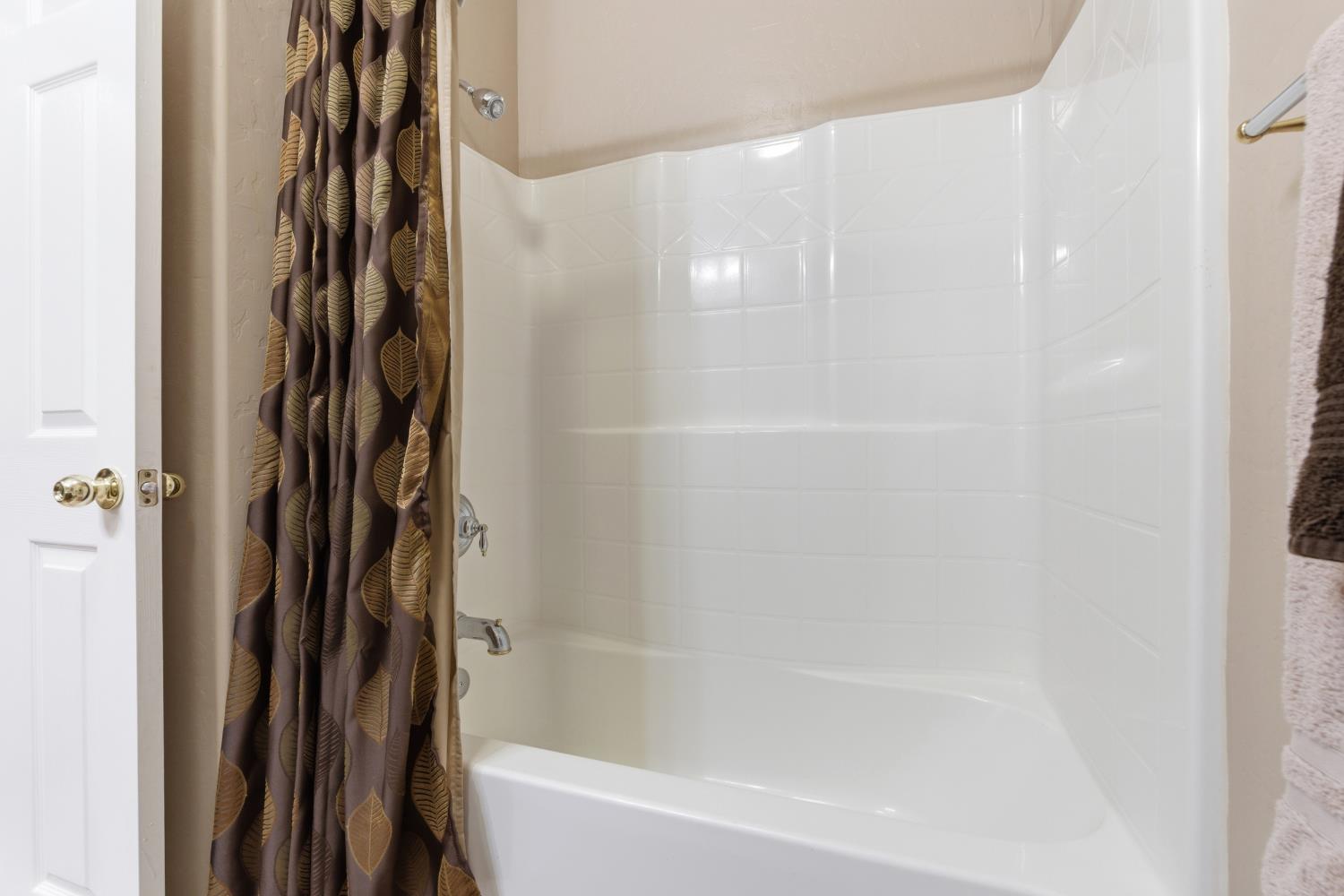 1906 W Tudor Ln, Hanford, CA 93230