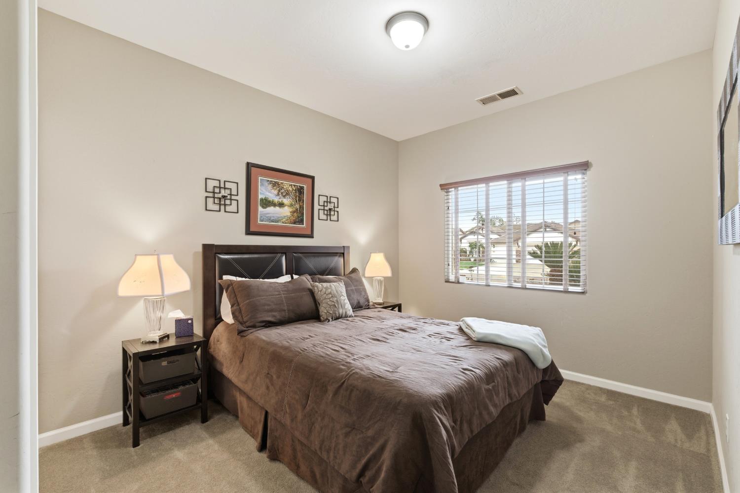 1906 W Tudor Ln, Hanford, CA 93230