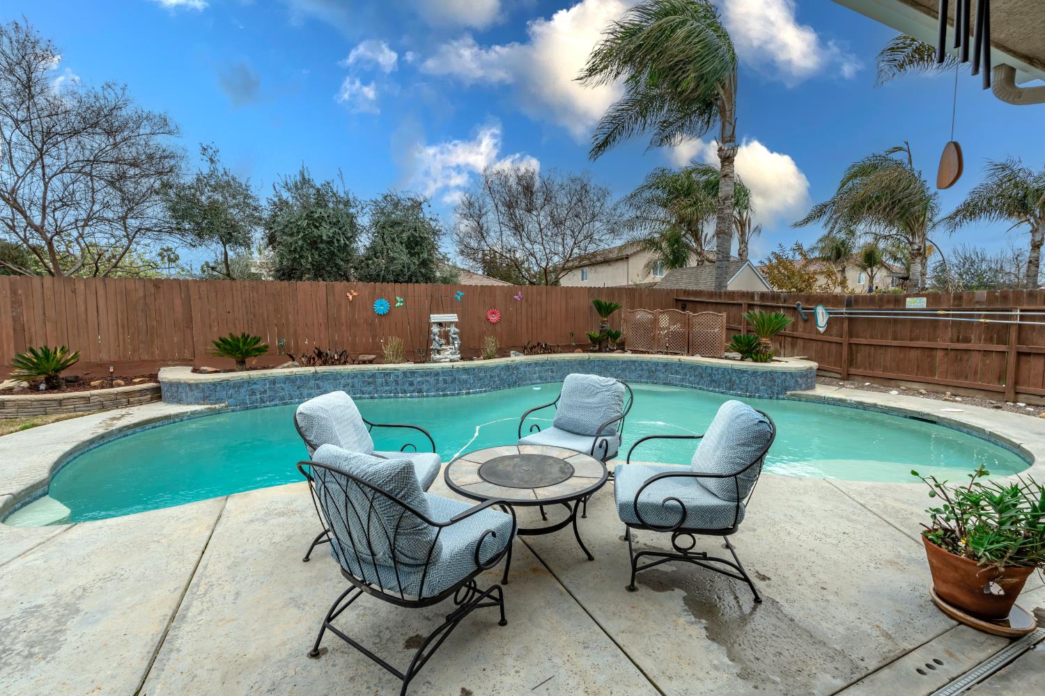 1906 W Tudor Ln, Hanford, CA 93230