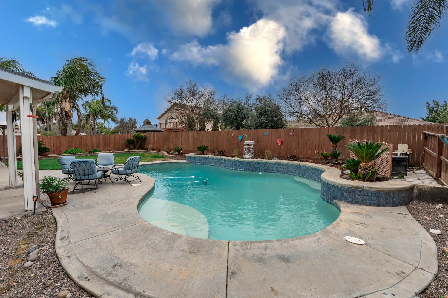 1906 W Tudor Ln, Hanford, CA 93230