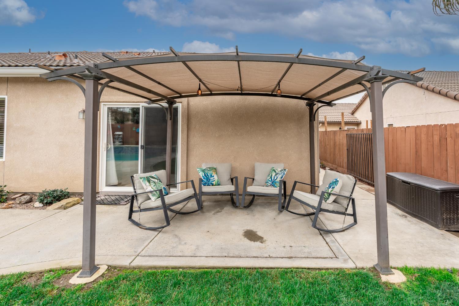 1906 W Tudor Ln, Hanford, CA 93230