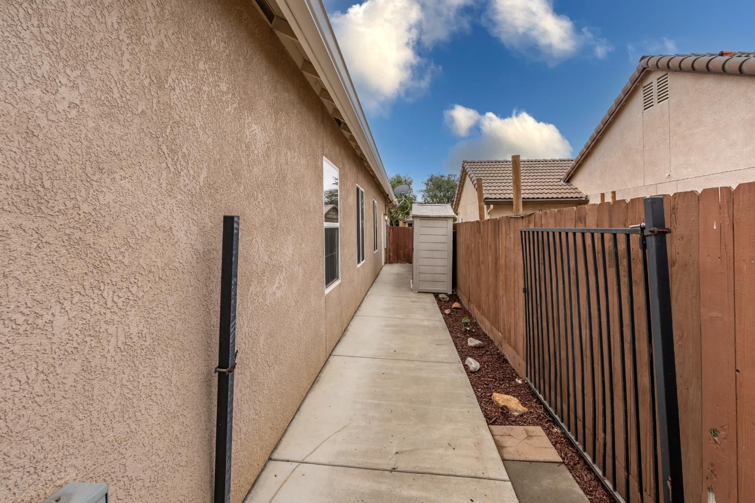 1906 W Tudor Ln, Hanford, CA 93230