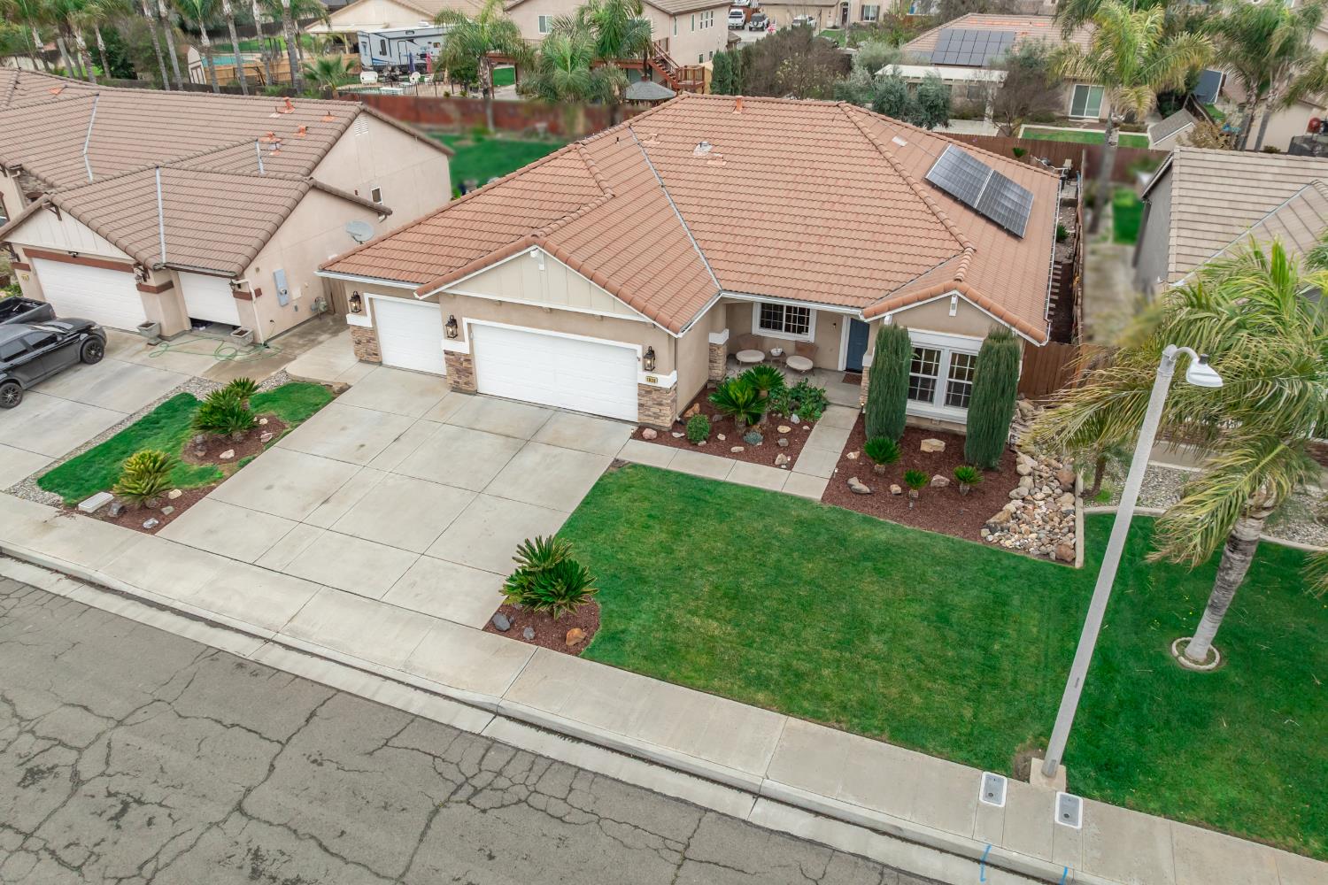 1906 W Tudor Ln, Hanford, CA 93230