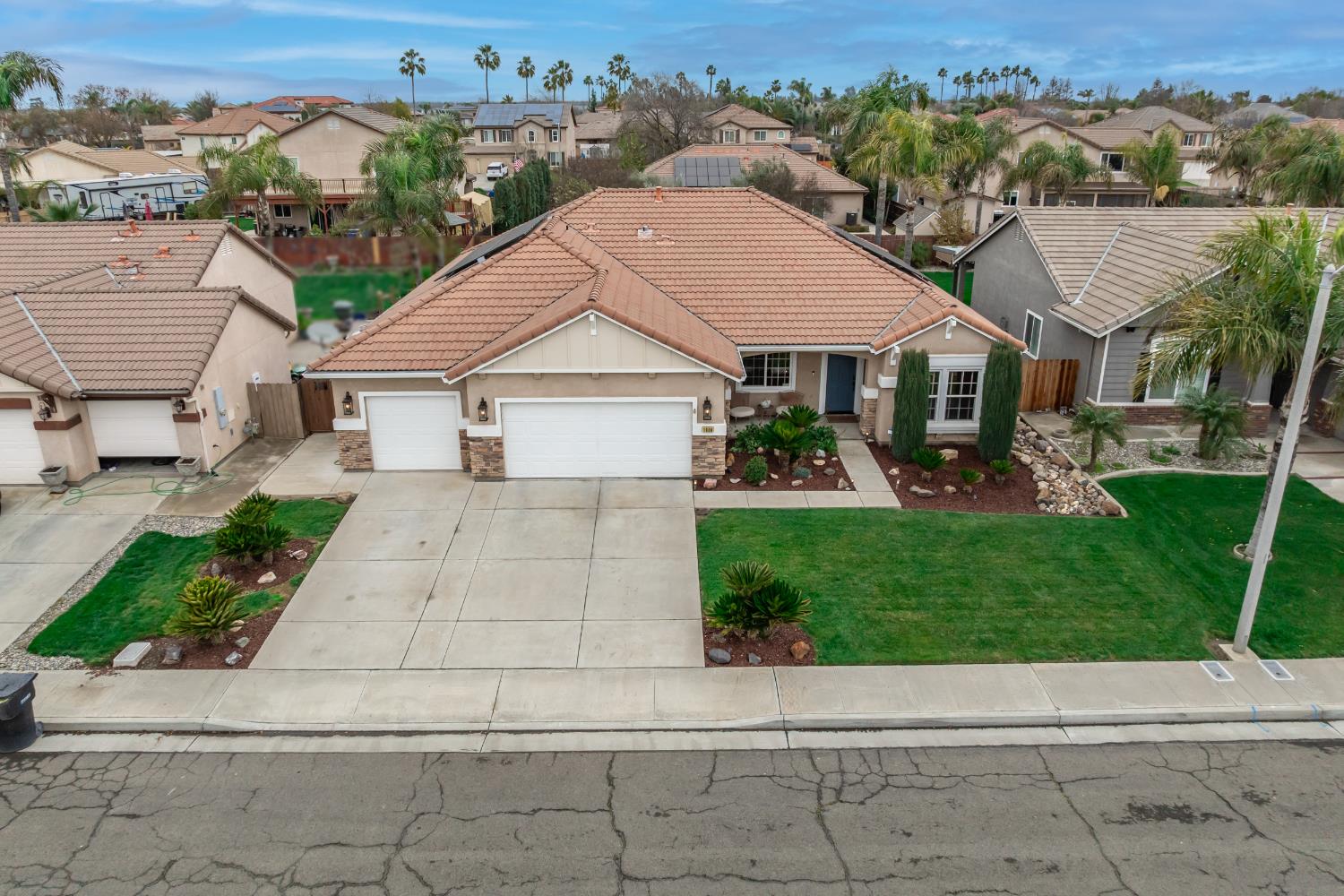 1906 W Tudor Ln, Hanford, CA 93230