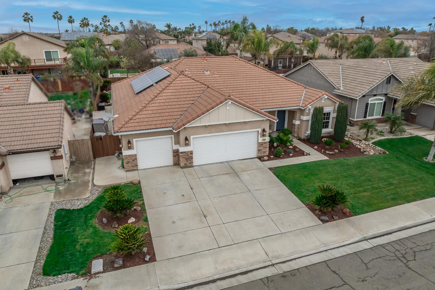 1906 W Tudor Ln, Hanford, CA 93230