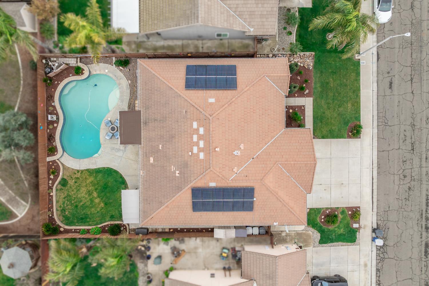 1906 W Tudor Ln, Hanford, CA 93230