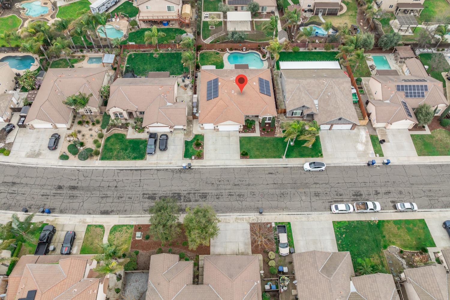 1906 W Tudor Ln, Hanford, CA 93230