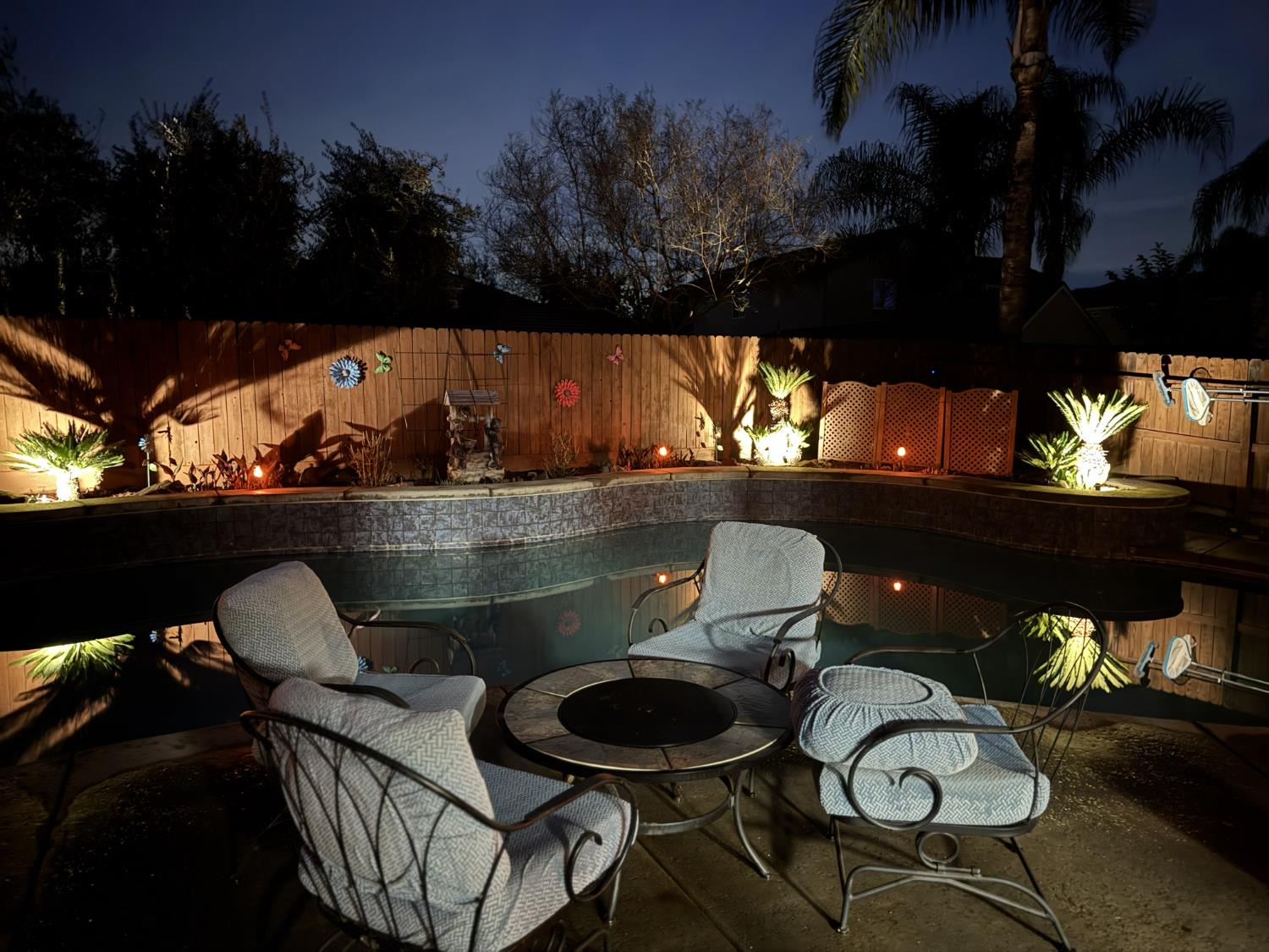 1906 W Tudor Ln, Hanford, CA 93230