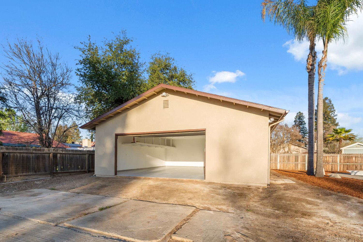 2325 sierra, Clovis, CA 93611