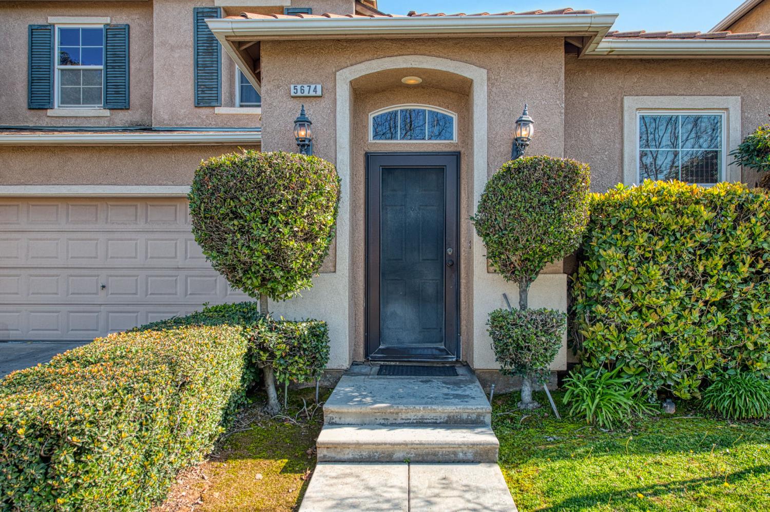 5674 N Lemon Tree Ln, Fresno, CA 93722