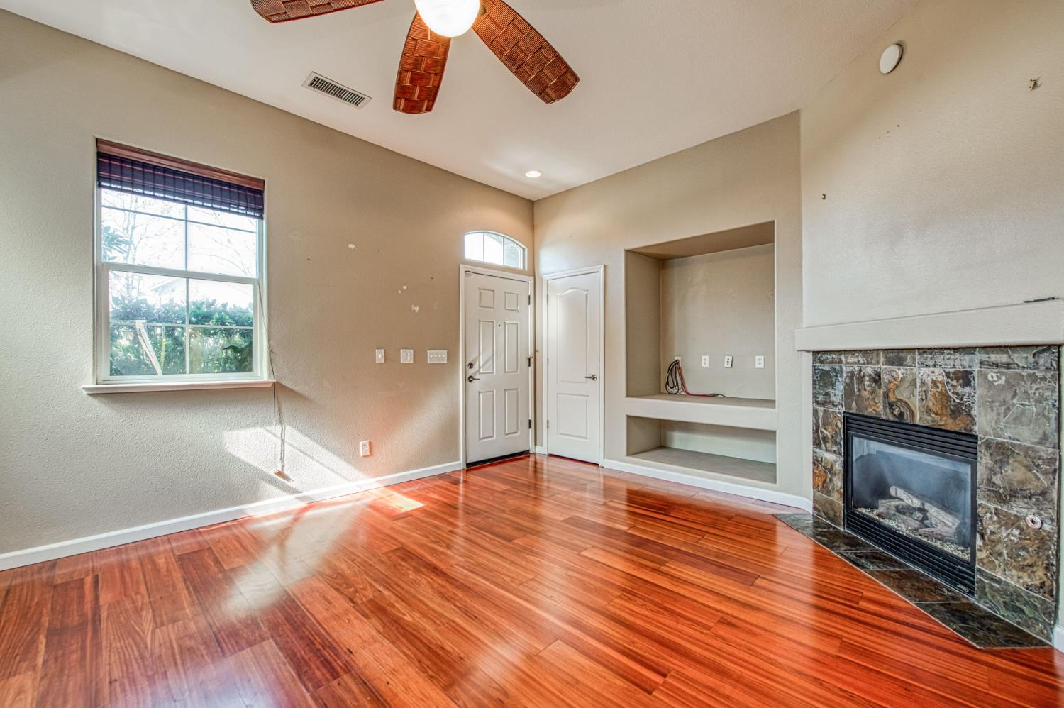 5674 N Lemon Tree Ln, Fresno, CA 93722