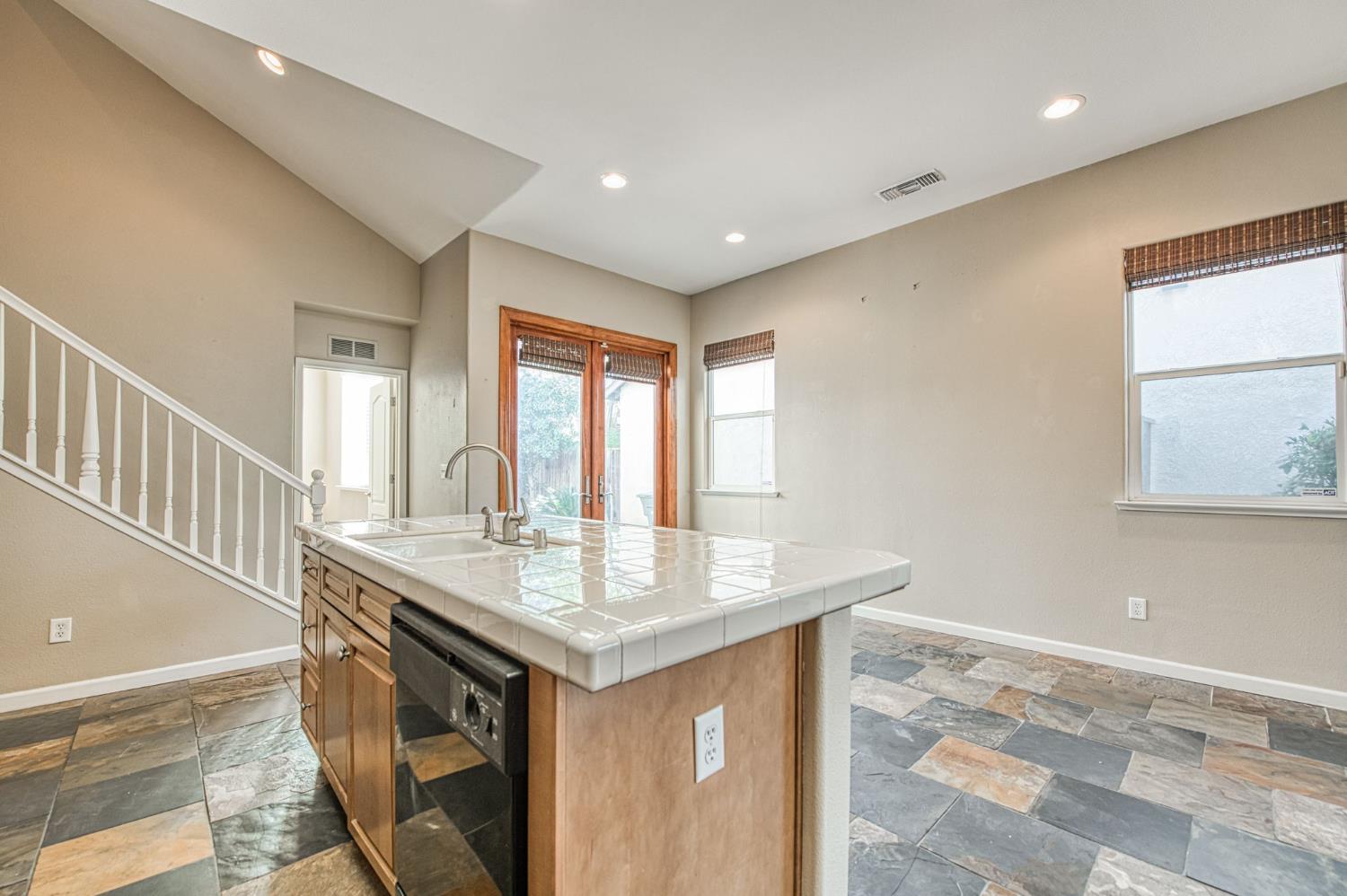 5674 N Lemon Tree Ln, Fresno, CA 93722