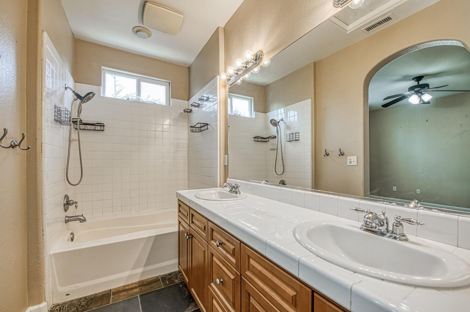 5674 N Lemon Tree Ln, Fresno, CA 93722