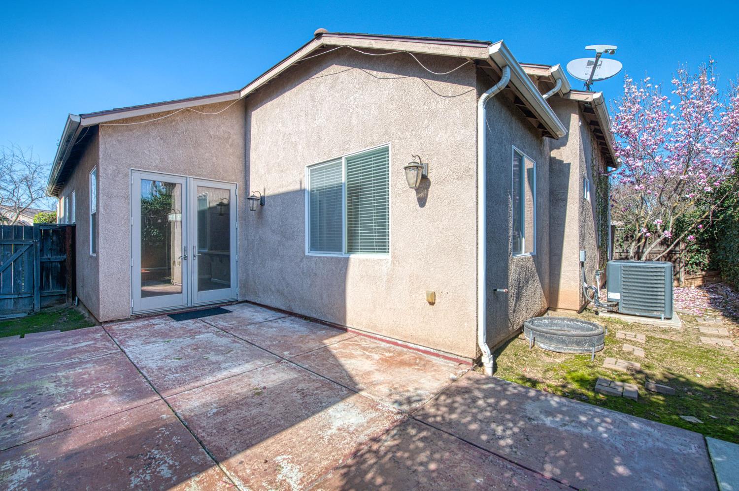 5674 N Lemon Tree Ln, Fresno, CA 93722