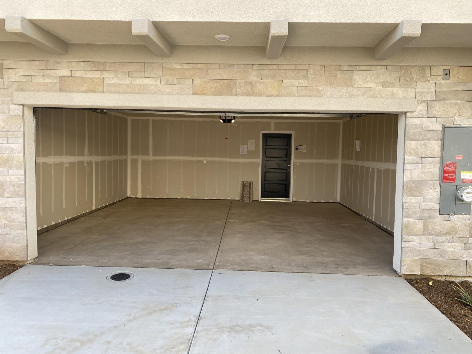 2829 E Tamarind Dr, Fresno, CA 93730