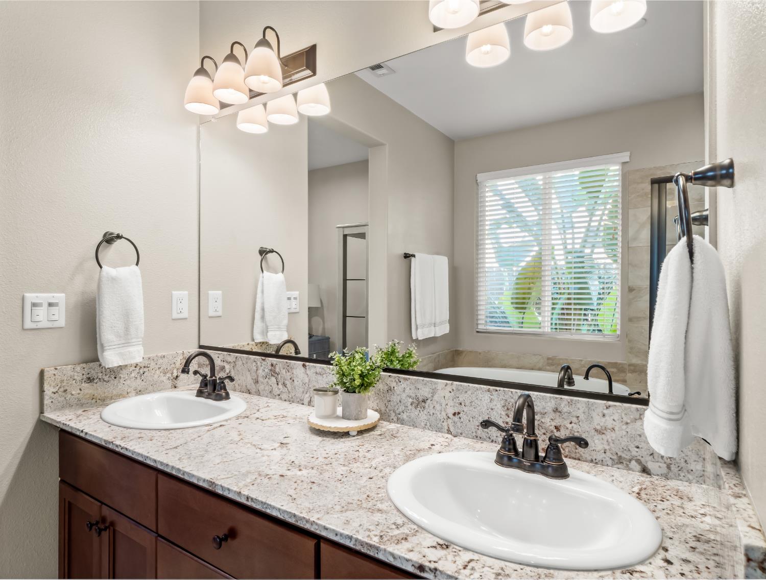 1719 N Whitmore Ave, Clovis, CA 93619