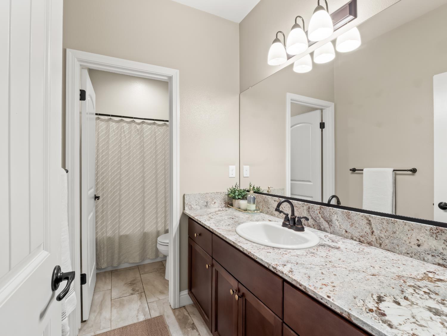 1719 N Whitmore Ave, Clovis, CA 93619