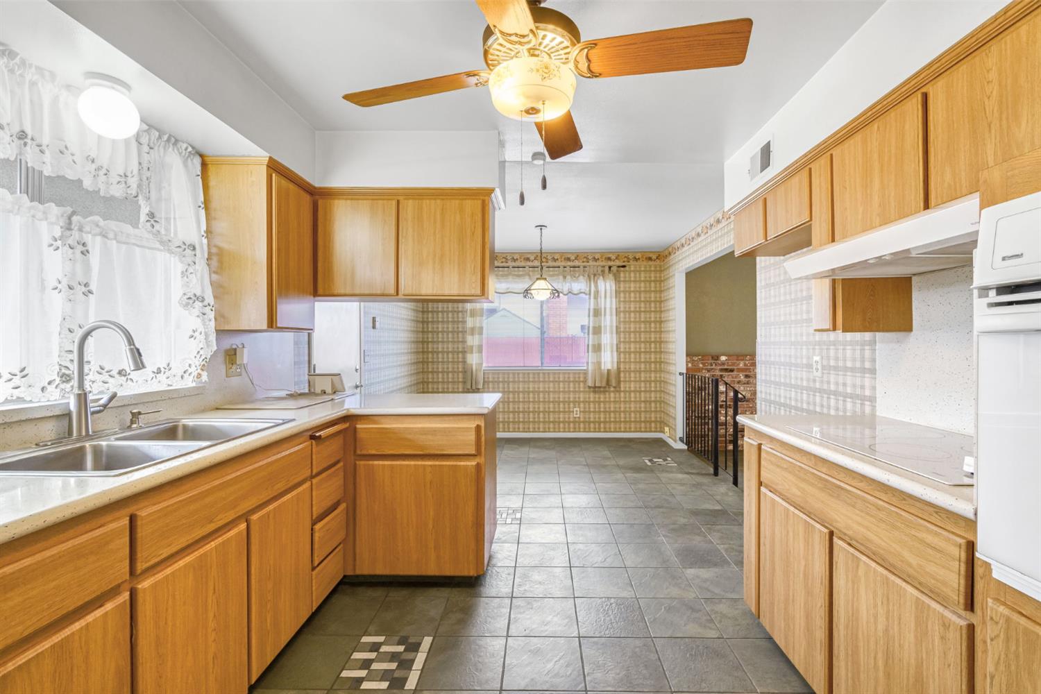 1606 Barstow Ave, Clovis, CA 93611