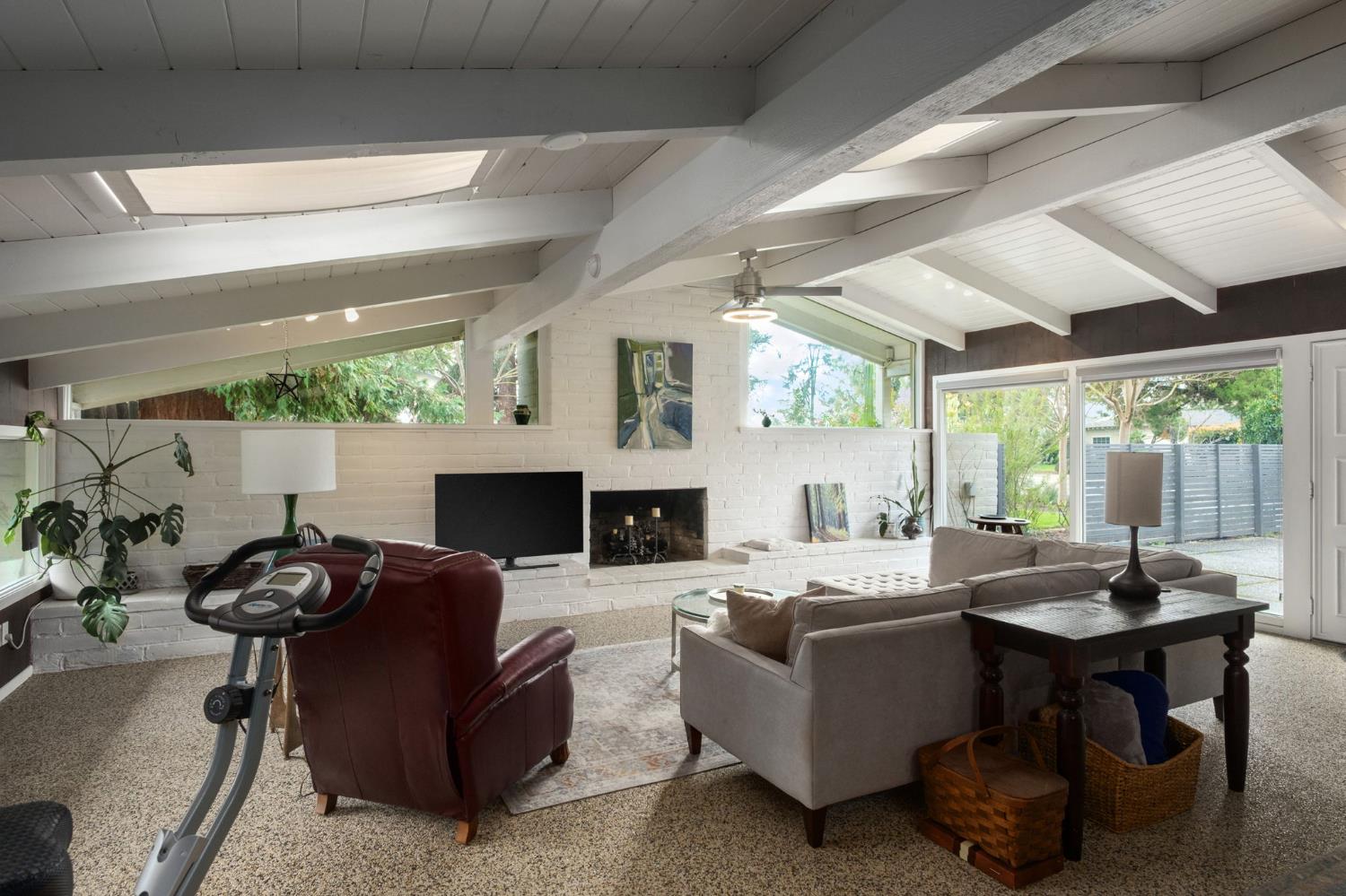 1264 W Celeste Ave, Fresno, CA 93711