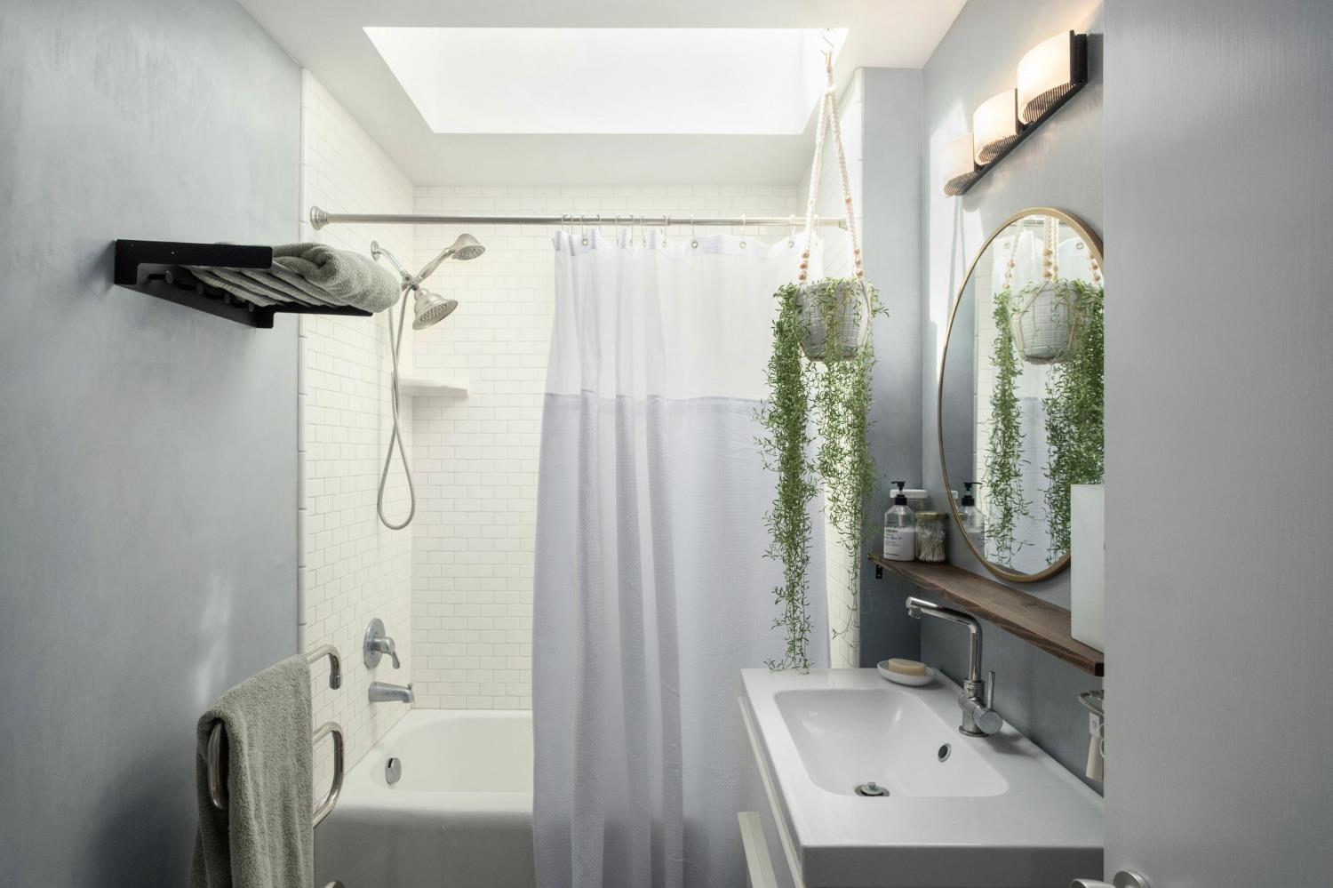 1264 W Celeste Ave, Fresno, CA 93711