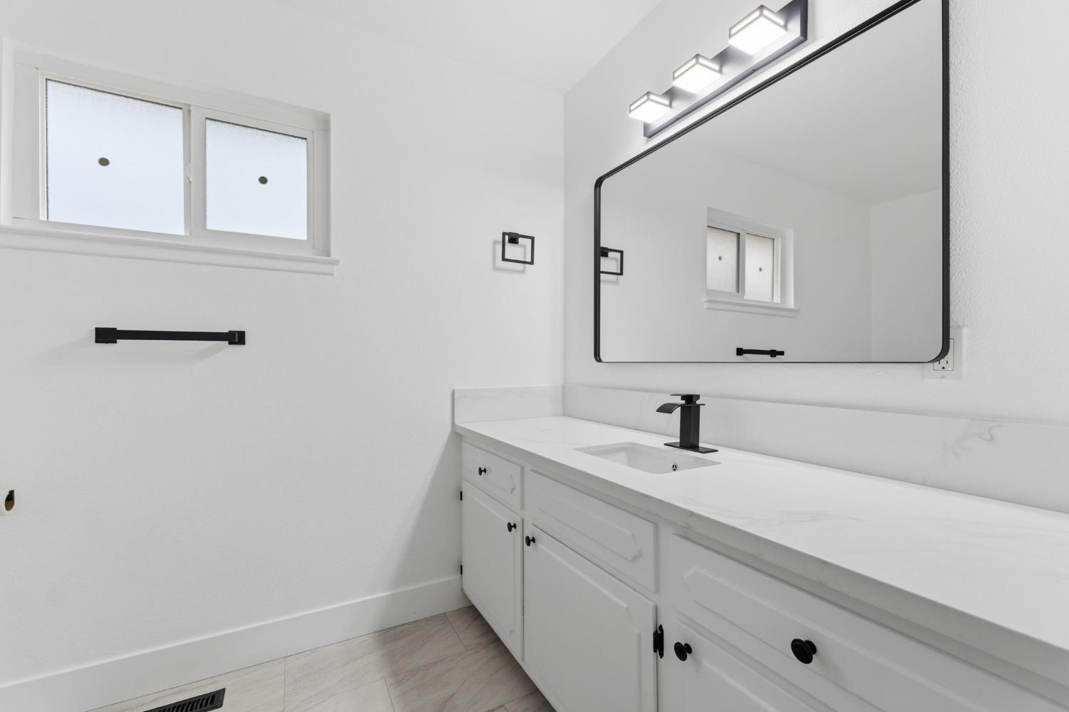 506 E Sample Ave, Fresno, CA 93710