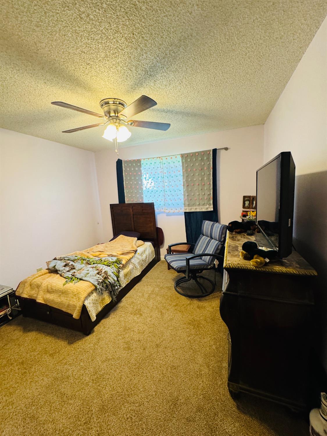 814 Brehler Ave, Sanger, CA 93657