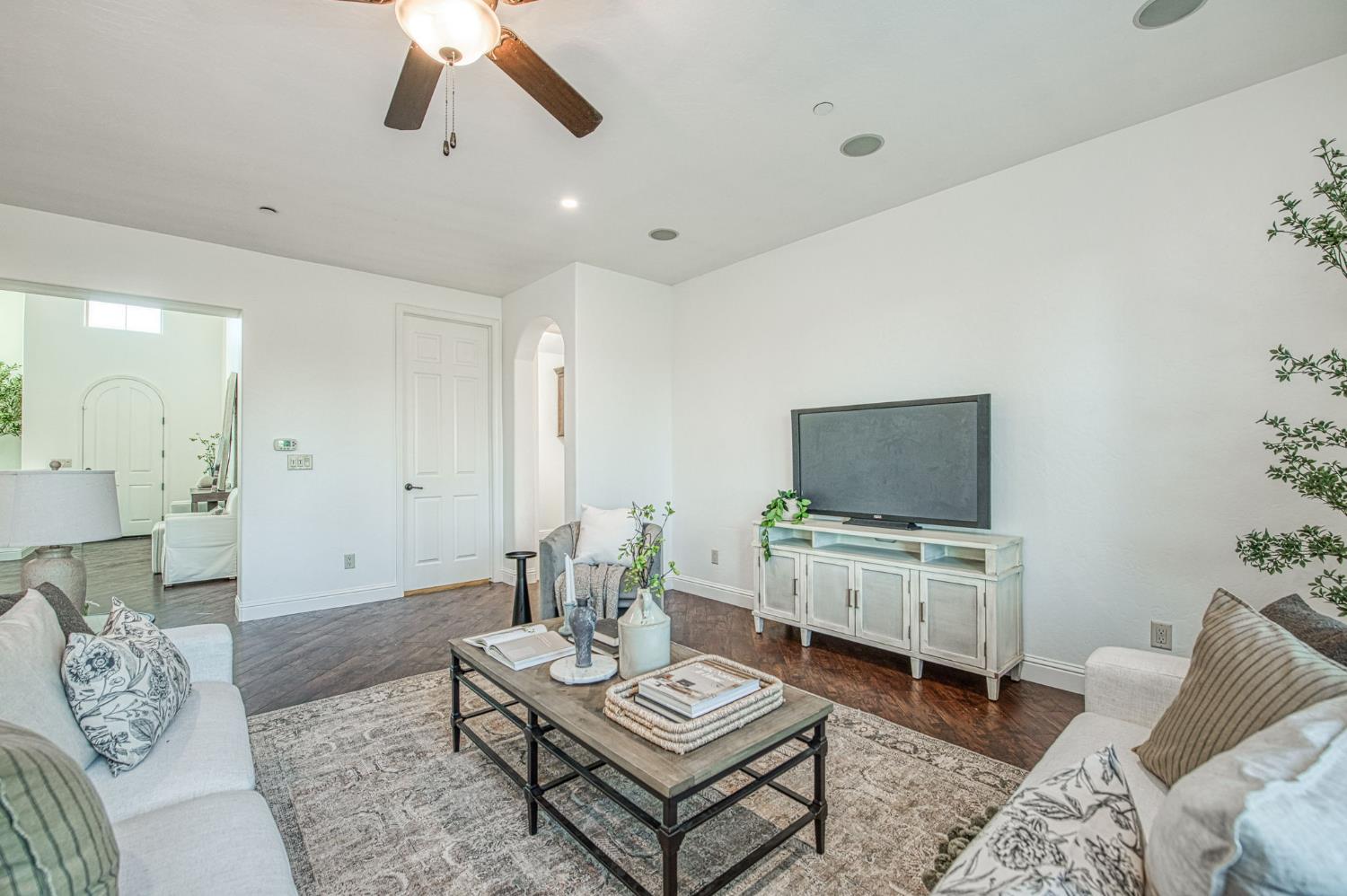 11384 N Via Montessori Dr, Fresno, CA 93730