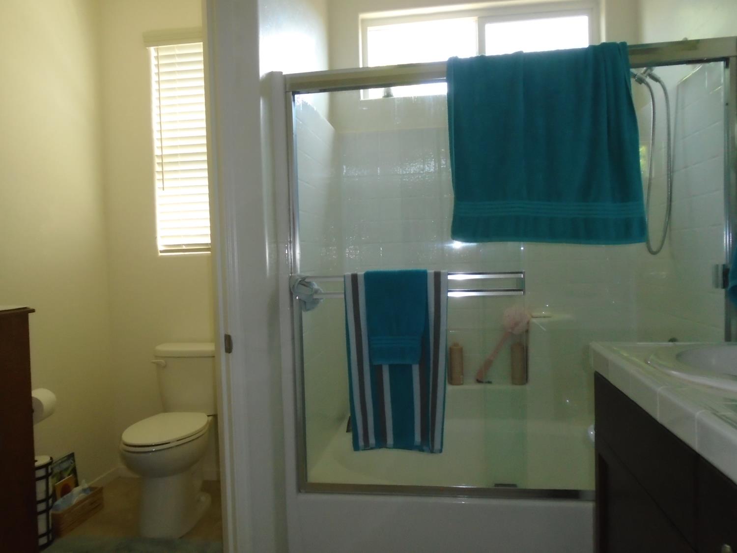 1383 Manor Ave, Hanford, CA 93230