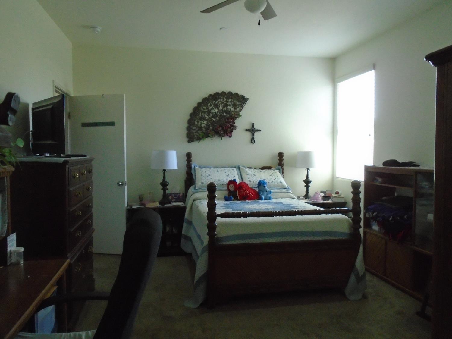 1383 Manor Ave, Hanford, CA 93230