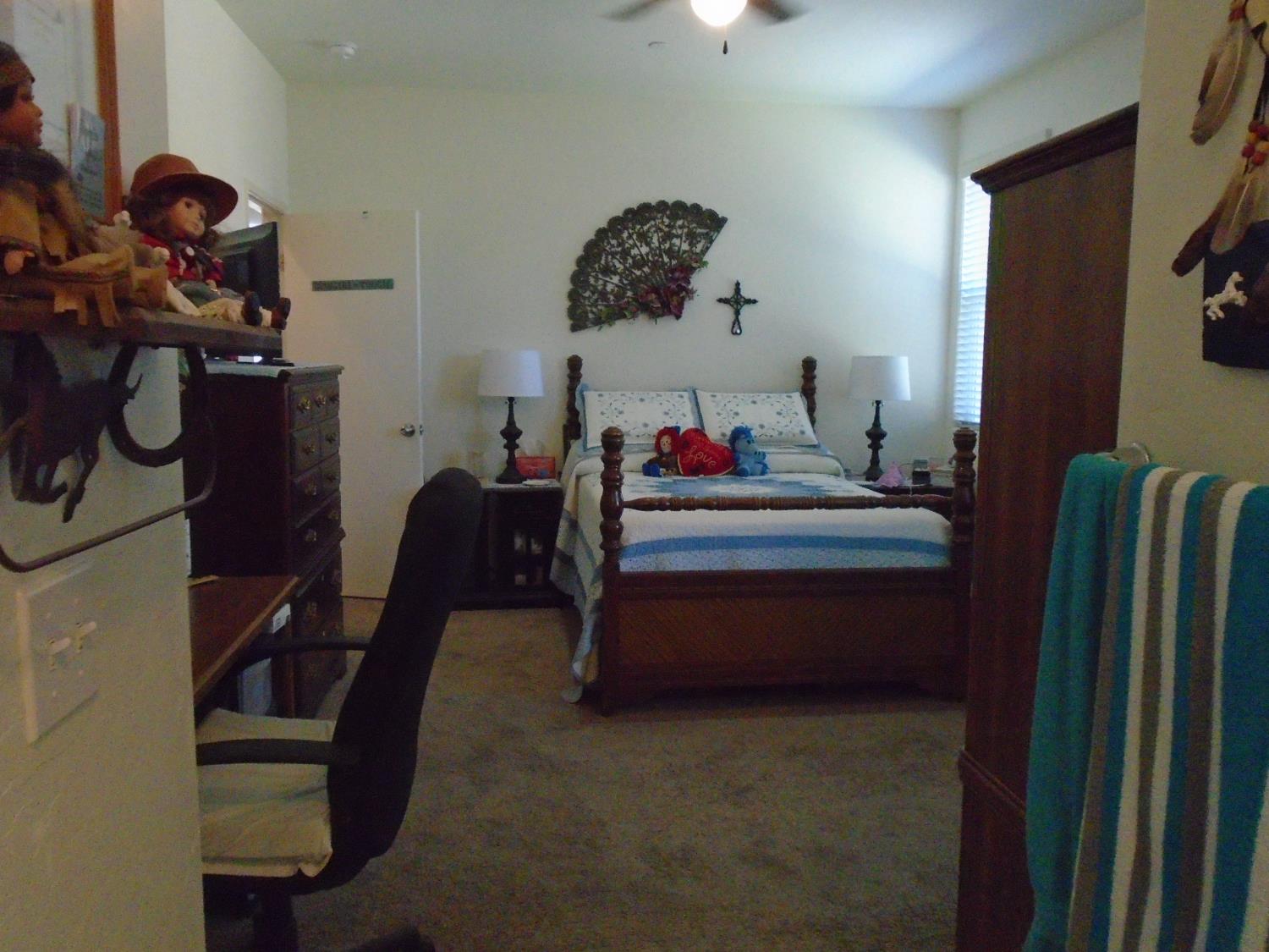 1383 Manor Ave, Hanford, CA 93230