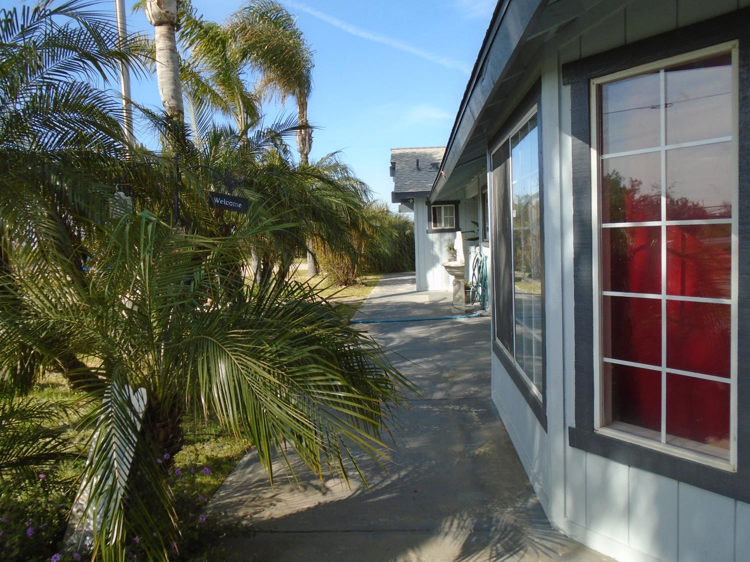 12066 Idaho Ave, Hanford, CA 93230