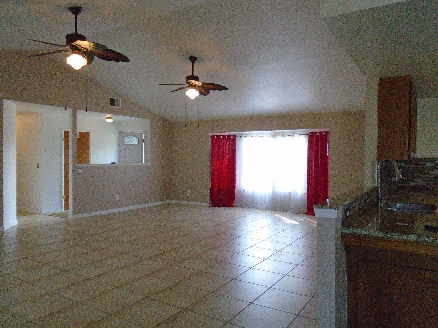 12066 Idaho Ave, Hanford, CA 93230