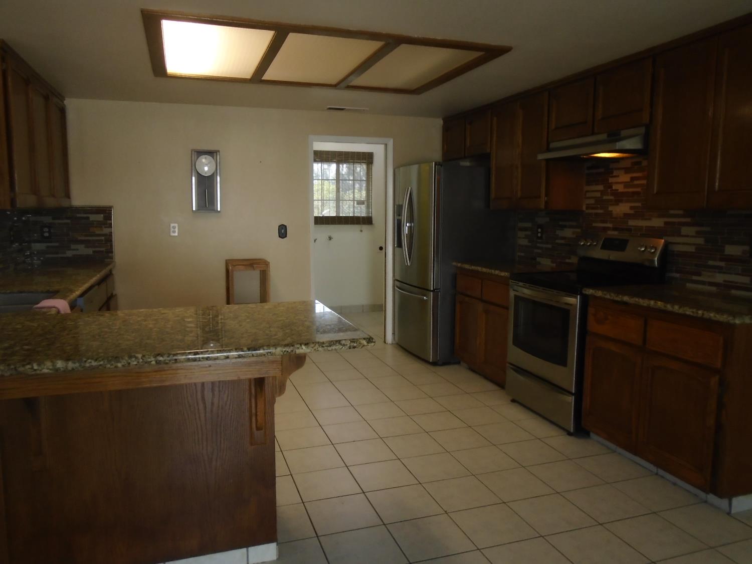 12066 Idaho Ave, Hanford, CA 93230